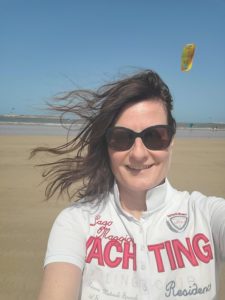 Sonja Warter am Strand mit Wind