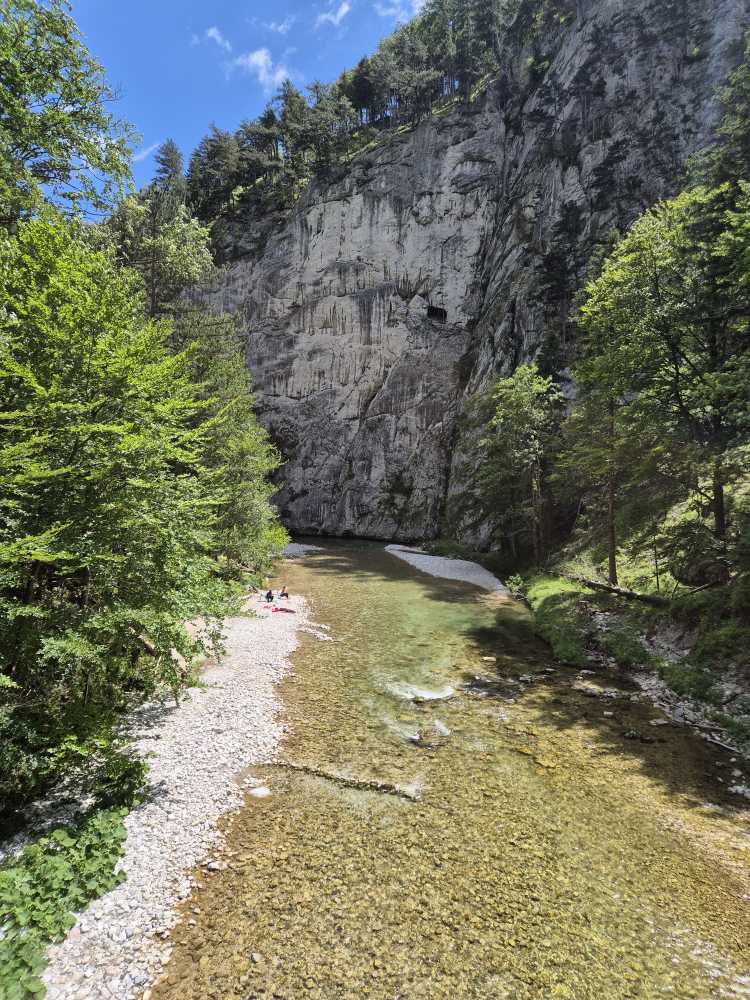 Schlucht mit kleinem Fluss und Mini-Strand bei schönem Wetter.