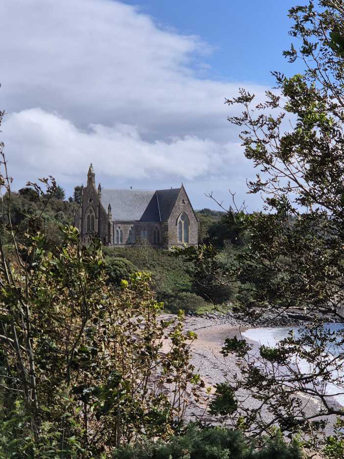 Kirche an einem Strand