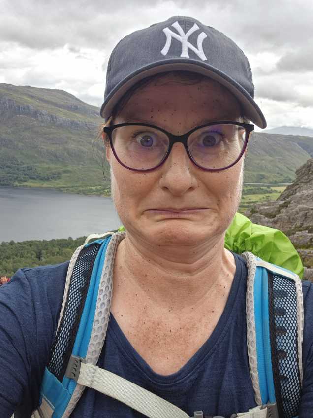 Sonja Warter mit schwarzen Pünktchen im Gesicht und am Dekolletè. Sie verzieht das Gesicht.