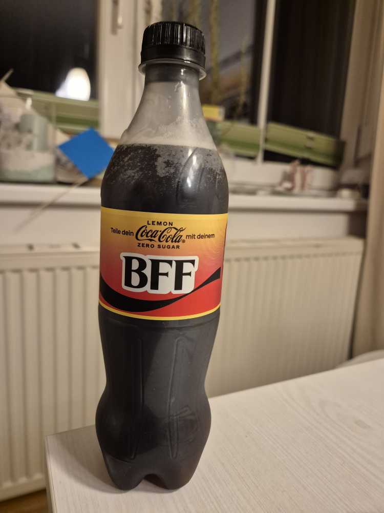 Cola-Flasche mit dem Aufdruck BFF