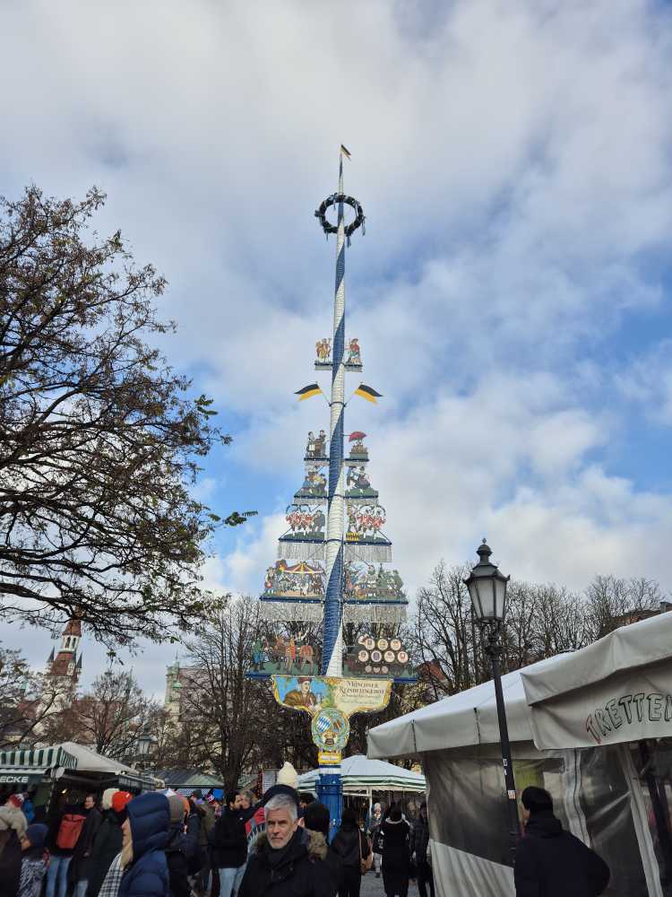 Maibaum am Viktualienmarkt in München.