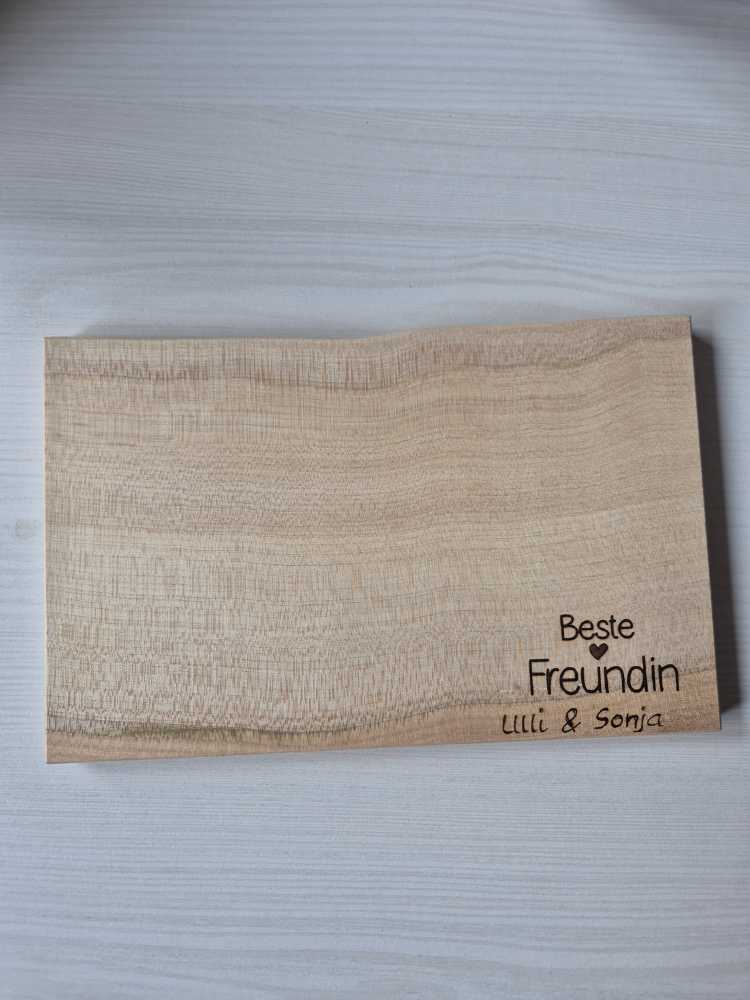 Holzbrett mit dem dem eingravierten Text: Beste Freundin Ulli & Sonja