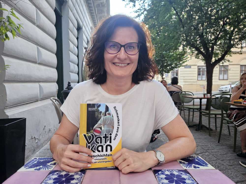 Sonja Warter hält das Buch "Schmankerl aus dem Vatikan", ein wichtiger Teil im Jahresrückblick 2025.
