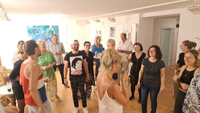 Sonja Warter gemeinsam mit ihren Gästen bei ihrer Geburtstagsparty mit der Band TafkaO. Auch dieser Aspekt gehört zum Jahresrückblick 2025.