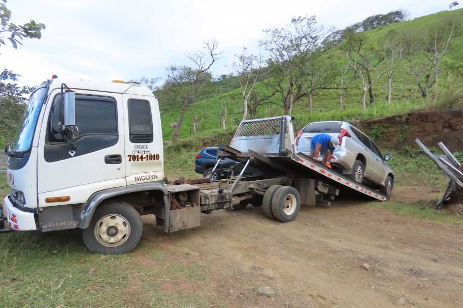 Auto wird auf einen Abschleppwagen geladen.