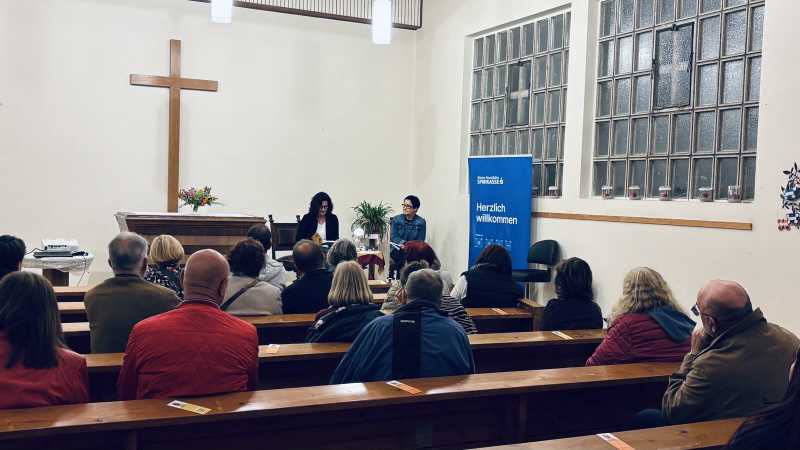 Sonja Warter und Marie Fröhlich lesen aus ihren Büchern in einer Kirche.